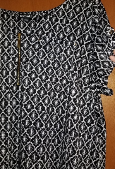 Roz & Ali short-sleeved top with gold details - Picture 2 of 3